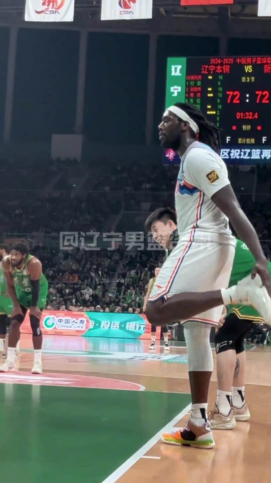 哈雷爾狂噴奧利弗：我會(huì )在澳洲干你小子！裁判吹T送他離場(chǎng)